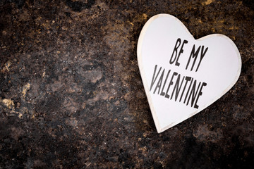 Be my Valentine Text auf Herz, rostiger Untergrund