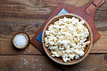 Miska z popcornem na drewnianym tle