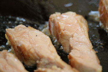 жаренные белые куски рыбного мяса