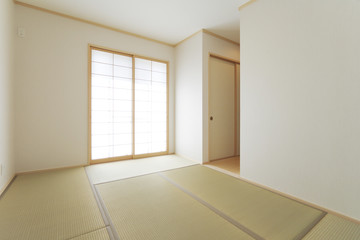 住宅　和室　畳6帖　障子　自然光　廊下に押入があるプラン　シンプル家具なし施工例