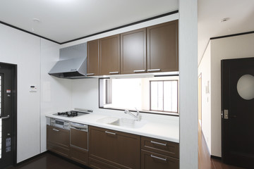 Fototapeta na wymiar 住宅　対面式キッチンとLDK　ビルトイン食洗機付システムキッチン　シンプル家具なし