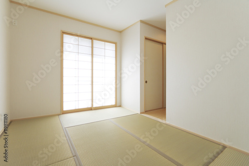 住宅 和室 畳6帖 障子 自然光 廊下に押入があるプラン シンプル家具なし施工例 Wall Mural Oka