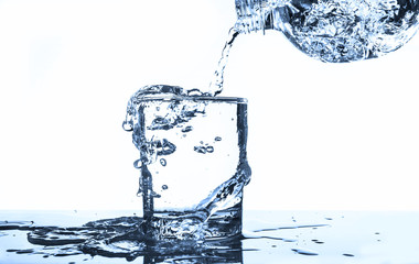 Wasser wird beim Eingießen in ein Glas verschwendet