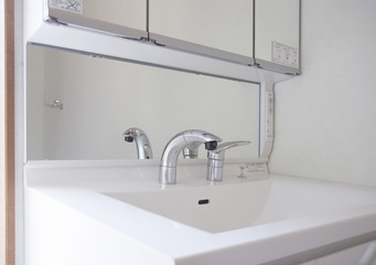 住宅　設備　洗面化粧台のミラー曇り止め付　シングルレバー　ハンドシャワー付　シャンプードレッサー