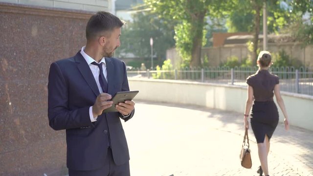 Emotional businessman distracted from tablet on girl going out. 4K