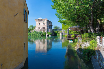 Fototapeta na wymiar medieval building upon the Mincio river in Borghetto
