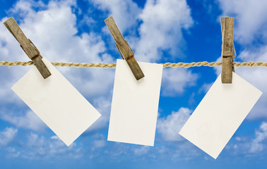 cartes de visite et pinces à linge sur ficelle, fond ciel  © Unclesam