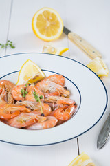 Boiled shrimp with lemon