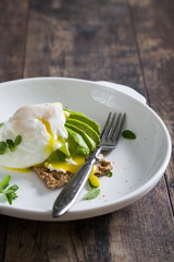 Crispy bread with avocado and poached egg