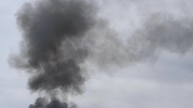Fum&eacute;e de l&rsquo;incendie dans la ville