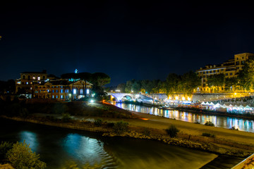 Fototapeta na wymiar Roma di notte: la vita notturna sulle rive del fiume Tevere