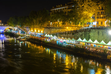 Naklejka premium Roma di notte: la vita notturna sulle rive del fiume Tevere