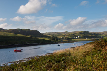 Fischerboot in Bucht, Isle of Skye, Schottland
