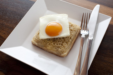 Fried egg and crumpet