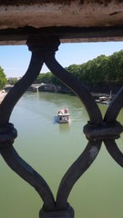 battello sul fiume Tevere