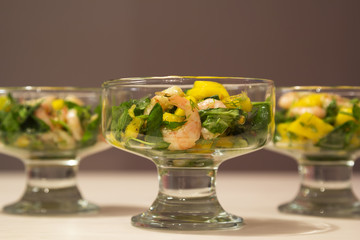 Salad with shrimp, mango and arugula