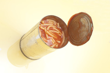 Tin of canned spaghetti in tomato sauce