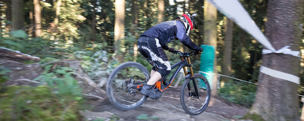 downhill mountainbiker