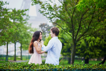 Naklejka premium Romantic couple together in Paris