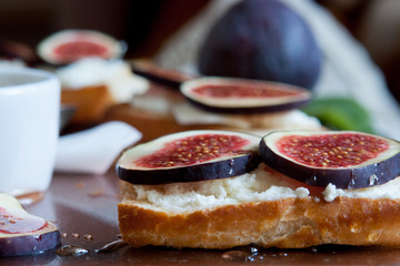  Bruschetta with goat cheese and figs