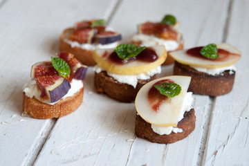 Bruschetta with goat cheese, pear and figs