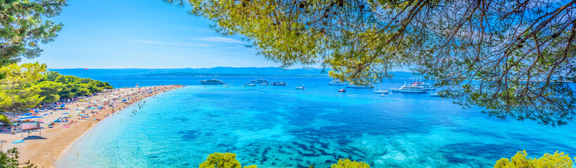 Berühmtes adriatisches Strandpanorama. / Berühmter adriatischer Strand Goldenes Horn (Zlatni Rat) in Bol, Insel Brac, Kroatien Sommerpanorama.