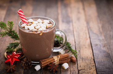 Heiße Weihnachtsschokolade mit Marshmallow