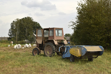 Сельскохозяйственное поле. Урожай собран.  Работа выполнена при помощи трактора.