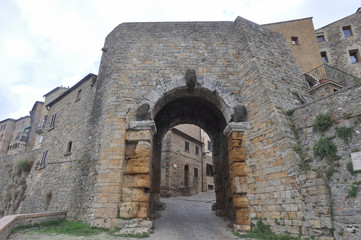 Fototapeta na wymiar City door in Volterra