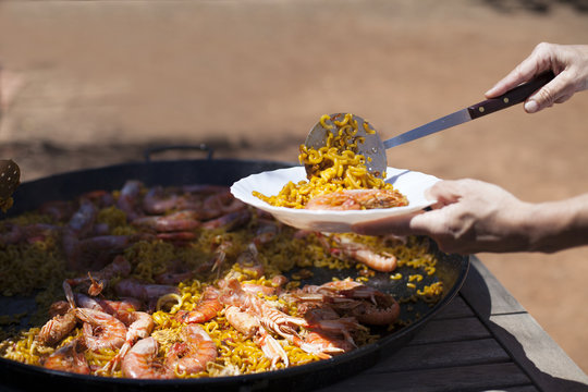 Foto de Culinária Espanhola Fideua e mais fotos de stock de Fideuà - Fideuà,  Frutos do mar, Camarão - Frutos do Mar - iStock