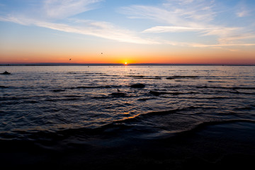 Fototapeta premium Bright sky and water at sunset