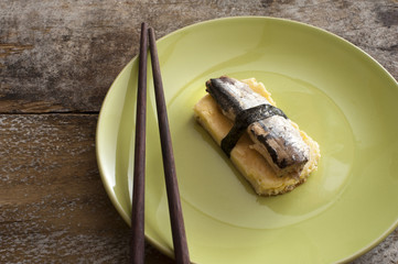 tamagoyaki with fish on green plate