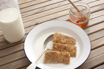 Wholewheat breakfast cereal with honey