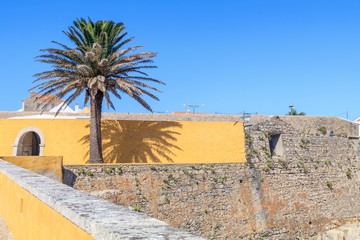 Vista das muralhas do forte de Peniche em Portugal 
