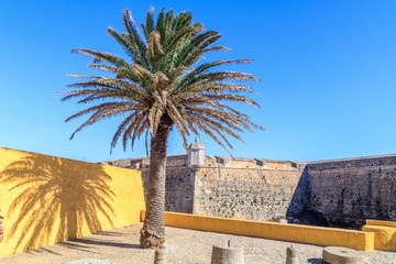 Vista das muralhas do forte de Peniche em Portugal