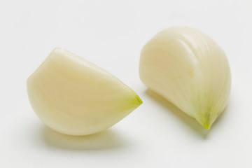 Obraz na płótnie Canvas Fresh garlic on a white background