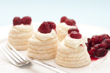 Individual meringue pavlovas