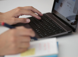 mujer realizando la contabilidad dom&eacute;stica