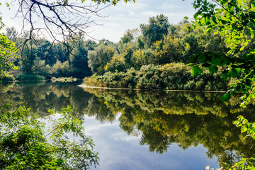 Чистая спокойная вода равнинной реки