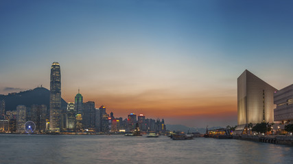 Obraz premium Victoria Harbor of Hong Kong city at dusk