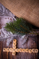 Frohe Weihnachten Gruß auf Holz mit Schnee