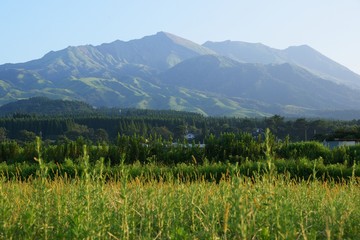 真夏の南阿蘇から望む高岳,中岳,杵島岳,烏帽子岳
