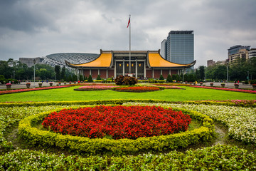 Obraz premium Gardens and the National Sun Yat-sen Memorial Hall in the Xinyi