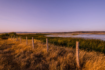 Atarceder junto una laguna