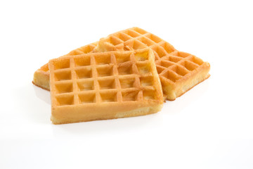 Eckige Waffeln auf weissen Hintergund mit leichter Spiegelung und Schatten