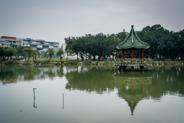 Obraz premium Pond at Taiwan National University, in Taipei, Taiwan.