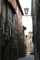 Fototapeta na wymiar Typical narrow alley in Siena, Tuscany Italy 
