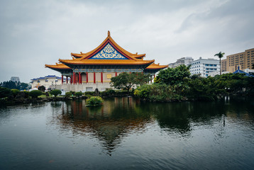 Fototapeta premium The National Concert Hall and pond at Taiwan Democracy Memorial