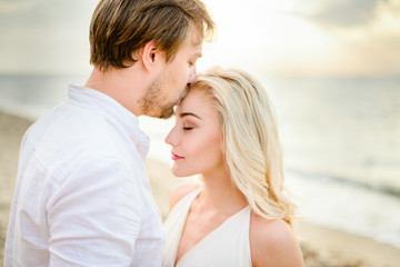 Obraz premium Beautiful stylish couple posing on the beach