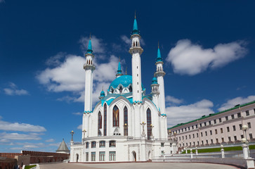 Fototapeta na wymiar Qol Sharif mosque against the blue sky , Kazan, Russia